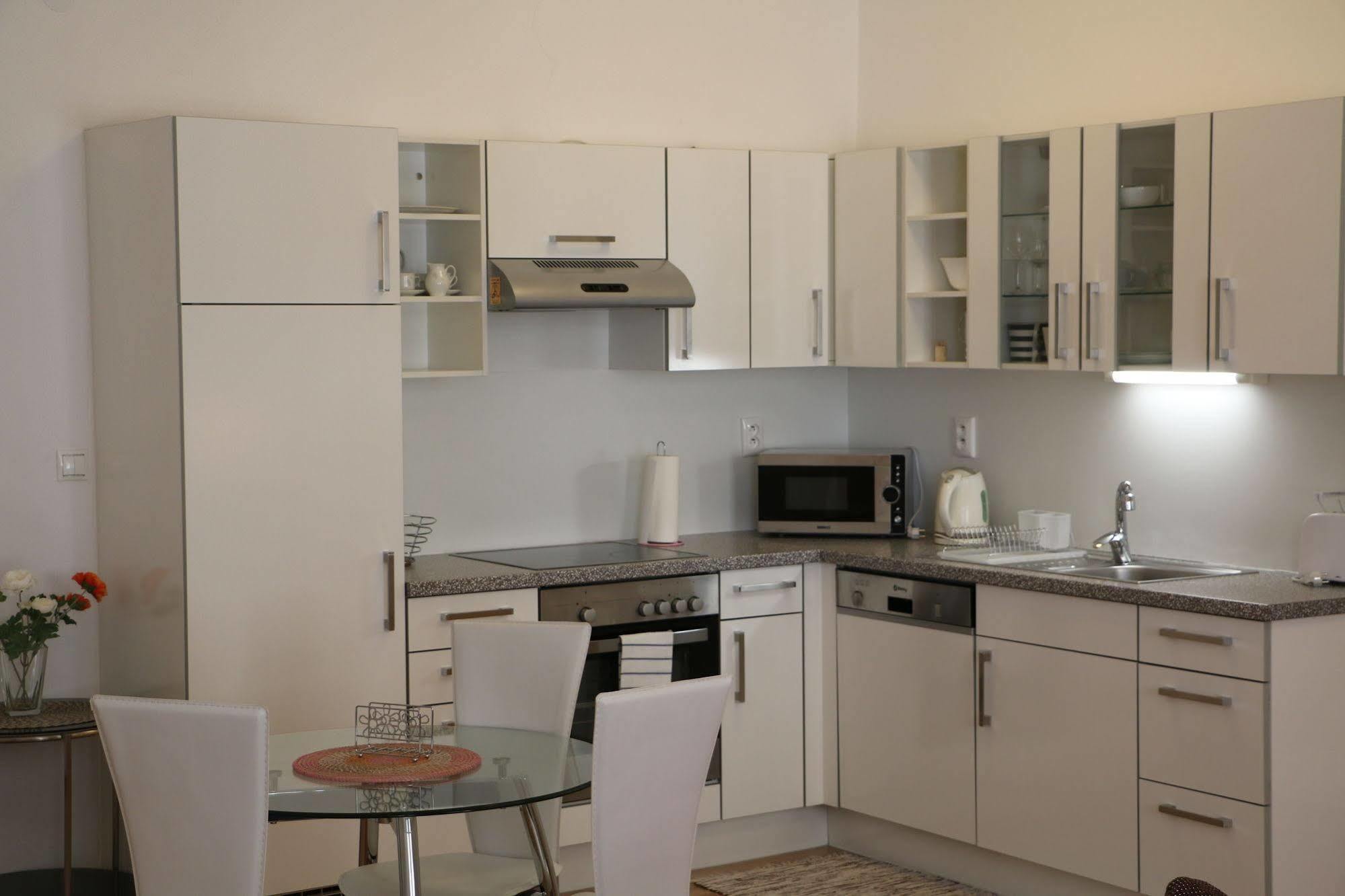 Central Apartmany Biela Street Μπρατισλάβα Εξωτερικό φωτογραφία